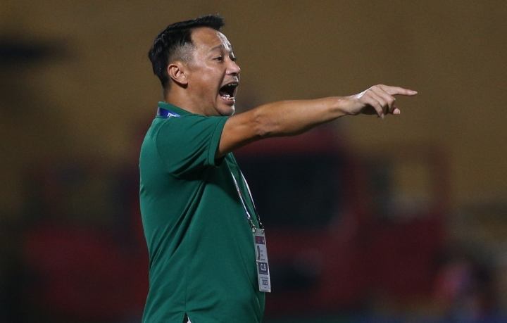 Coach Vu Hong Viet is not satisfied with the referee.