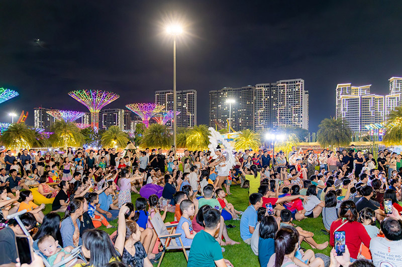 Die Bewohner von Beverly sind überwältigt von der Reihe der Festivals und dem pulsierenden Leben im Vinhomes Grand Park