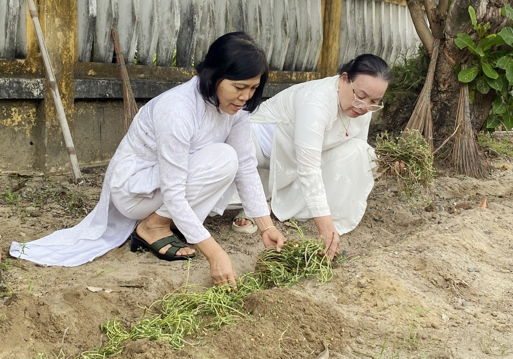 Planting flowers on the self-managed road. Photo: K.L