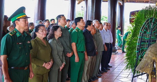 Offering incense to commemorate 99 Ho Chi Minh City Youth Volunteers who died at the Cambodian border