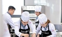 El 'súper' chef Le Xuan Tam acompaña a los estudiantes en la competencia de cocina