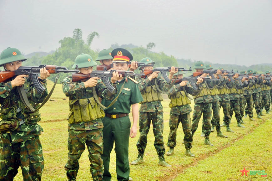 Avant la fête des nouveaux soldats du Régiment 148