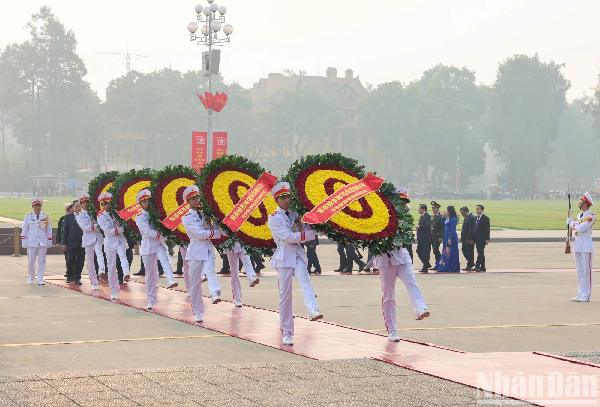 [Photo] Party and State leaders visit Ho Chi Minh Mausoleum and commemorate heroes and martyrs on the occasion of the 70th anniversary of the Liberation of the Capital photo 1