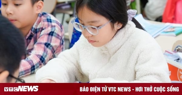 Die Temperaturen fallen stark, viele Schulen in Hanoi bleiben geöffnet, der Unterrichtsbeginn verzögert sich