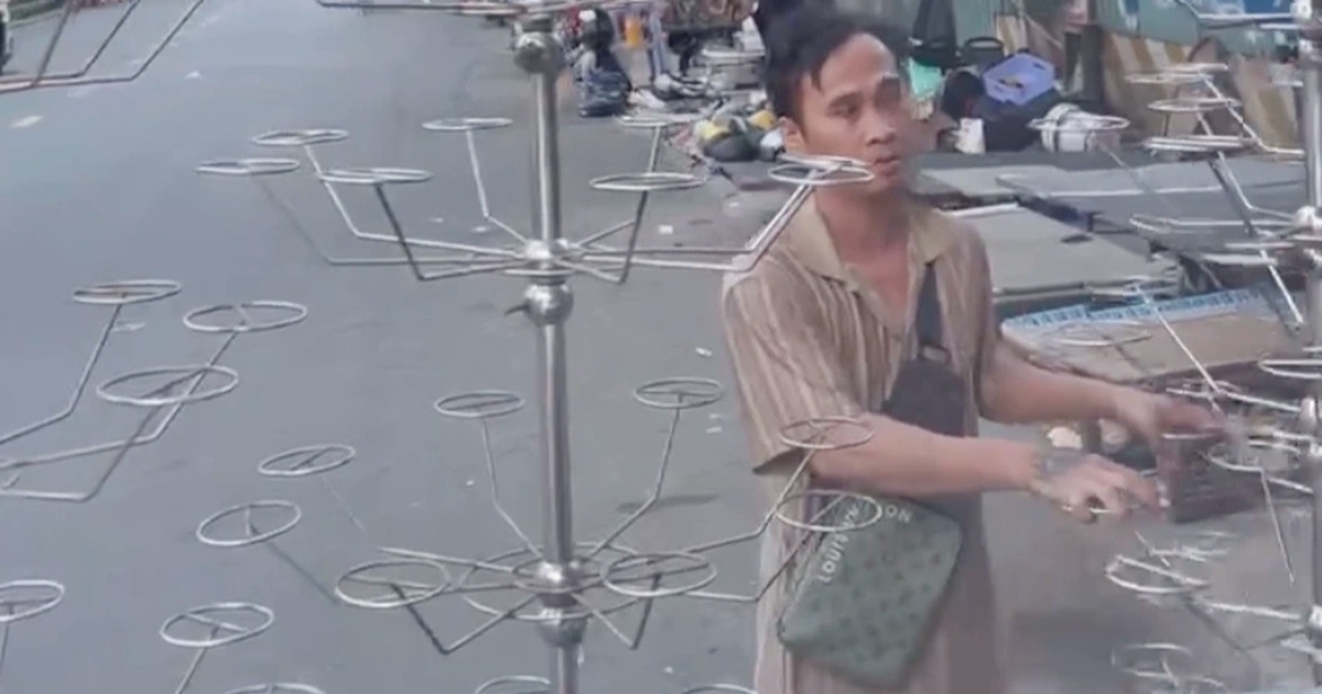 Man sets up stainless steel pillars to surround 16-seat passenger bus in Ho Chi Minh City