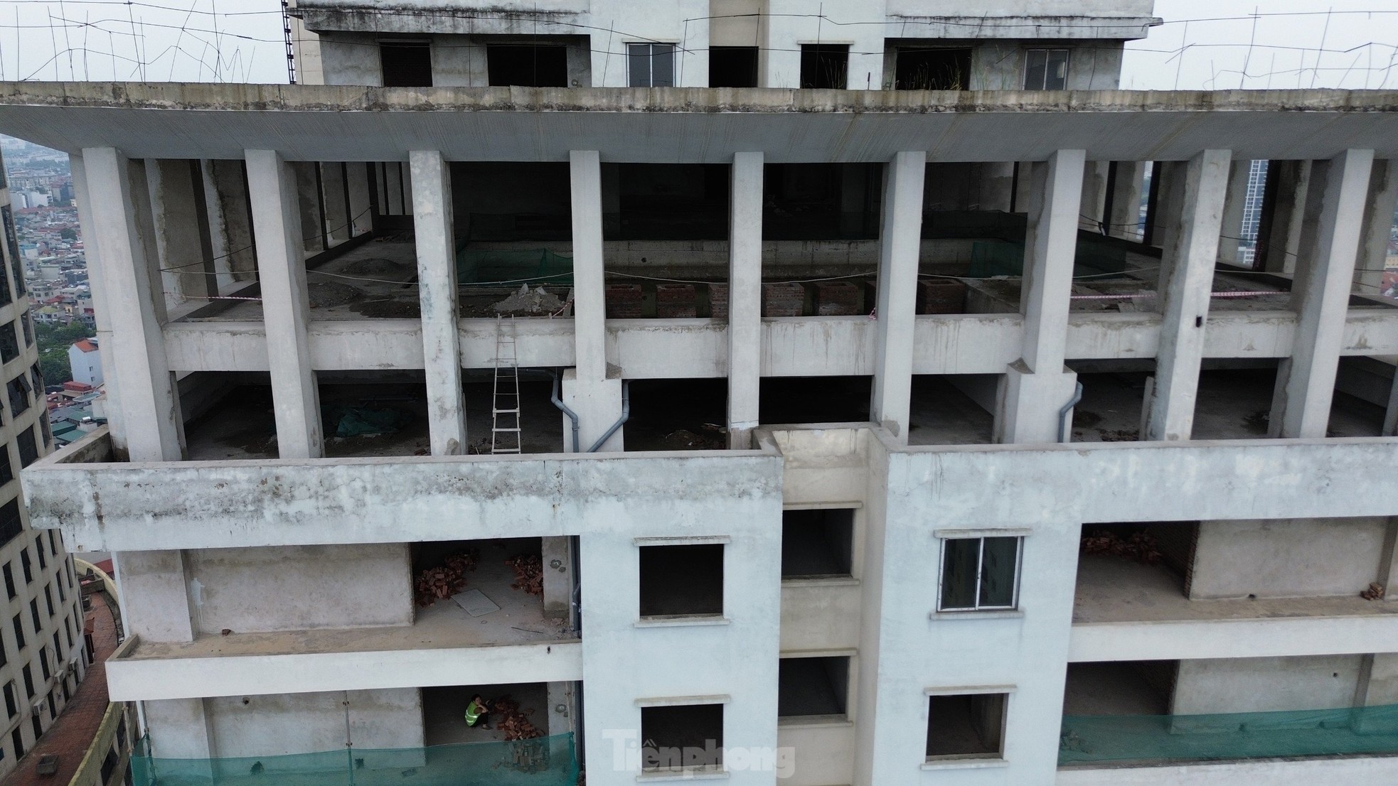 Movements of a series of apartment projects in Hanoi after a long period of abandonment and fenced off photo 12