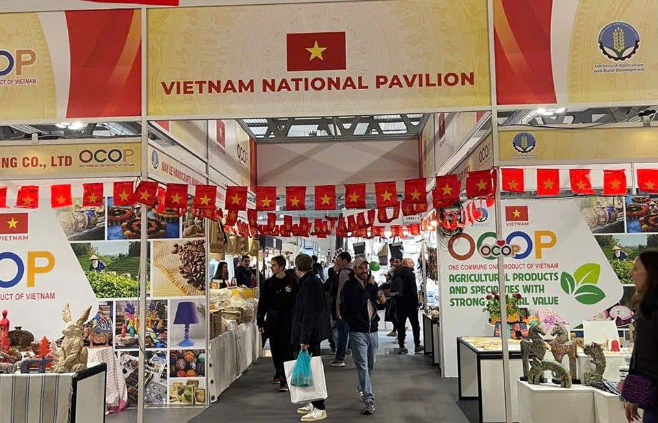 Productos de OCOP y artesanías vietnamitas participan en la Feria Internacional de Artesanía en Europa