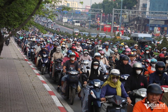 Traffic jams 'layer upon layer' on the gateway roads of Ho Chi Minh City near the end of the year photo 3