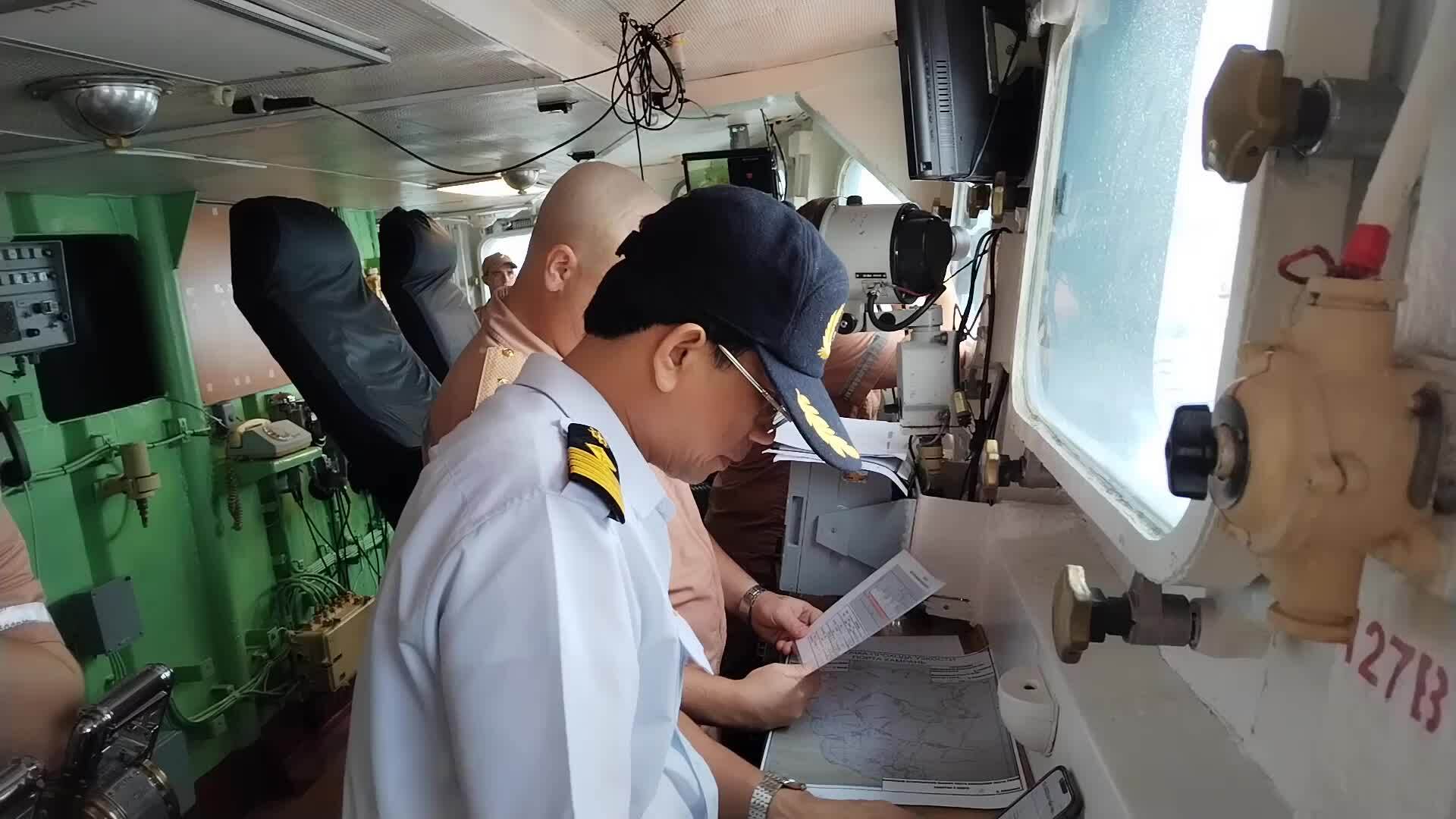 Un destroyer anti-sous-marin russe accoste au port de Cam Ranh