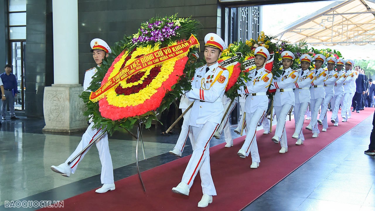 Các Đoàn đại biểu Quân ủy Trung ương, Bộ Quốc phòng; Đảng ủy Công an Trung ương, Bộ Công an; Văn phòng Trung ương Đảng; Văn phòng Chủ tịch nước; Thành ủy, HĐND, UBND, Ủy ban Trung ương Mặt trận Tổ quốc thành phố Hà Nội; các bộ, ban, ngành Trung ương và địa phương đã đến viếng đồng chí Vũ Khoan và chia buồn cùng gia quyến.