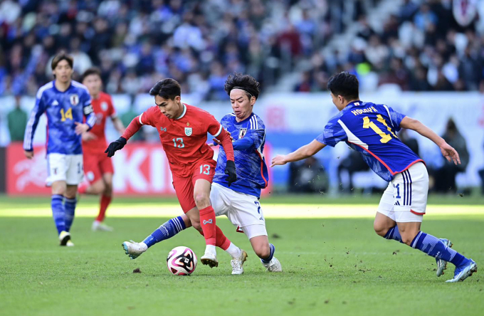 Jaroensak (red) dribbles the ball while being tackled by an opponent, at the Japan National Stadium on January 1. Photo: WF