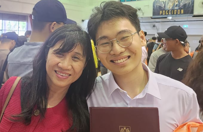 Quan et sa mère lors de la cérémonie de remise des diplômes de leur lycée à Singapour en février. Photo : personnage fourni