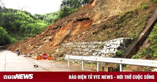 Las rocas y la tierra cayeron, acumulándose y cortando el paso Eo Chim en Quang Ngai.