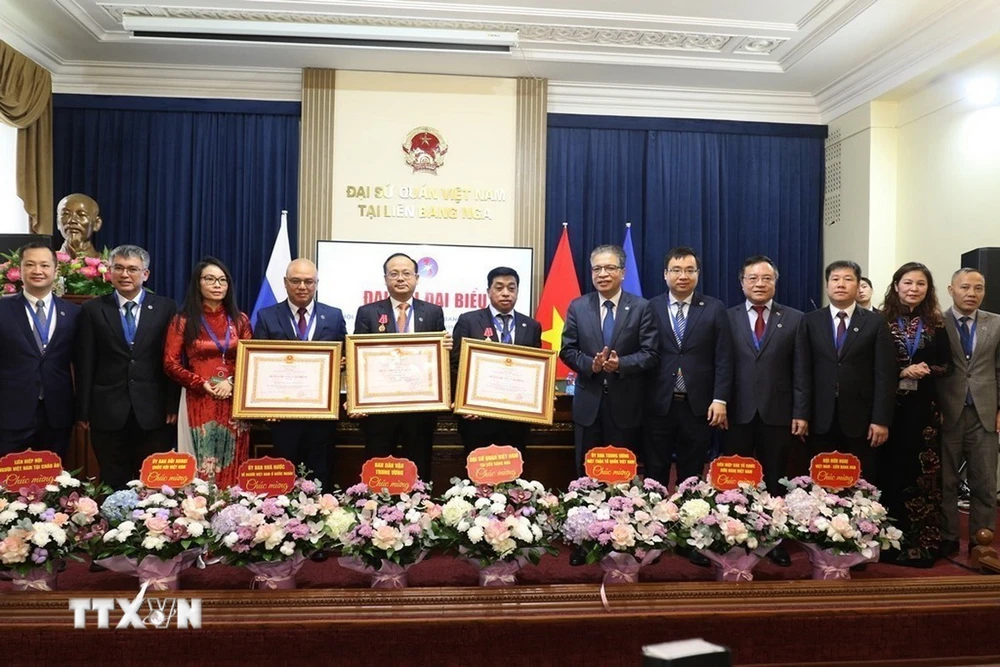 L'ambassadeur du Vietnam en Russie, Dang Minh Khoi, a remis la médaille du travail de troisième classe du président à des personnalités exceptionnelles de l'Association du peuple vietnamien en Russie. (Photo : Quang Vinh/VNA)