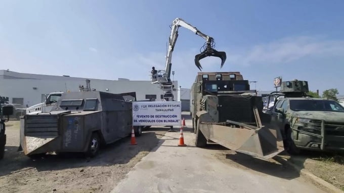 6月18日に公開されたこの写真では、メキシコ北部タマウリパス州レイノサ市で、ギャングが使用していた自家製装甲車をクレーンが破壊している。写真：AP