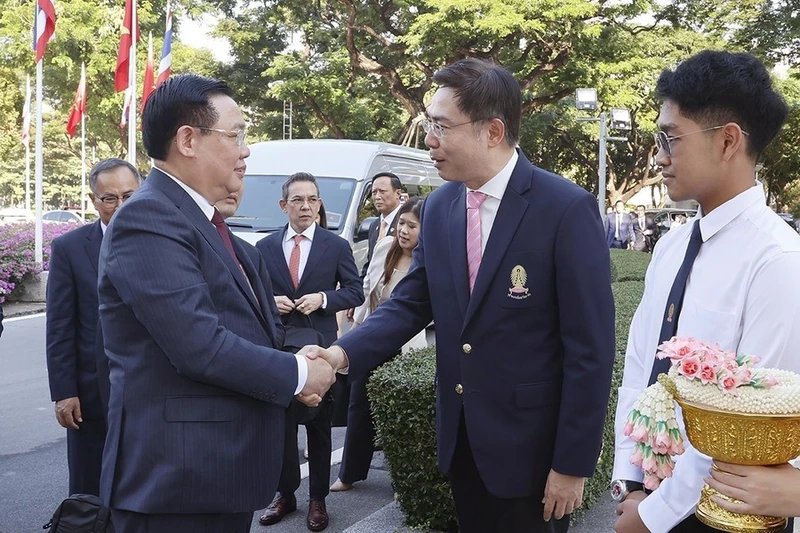 Le président de l'Université Chulalongkorn, Bundhit Eua-arporn, accueille le président de l'Assemblée nationale, Vuong Dinh Hue. (Photo : VNA)