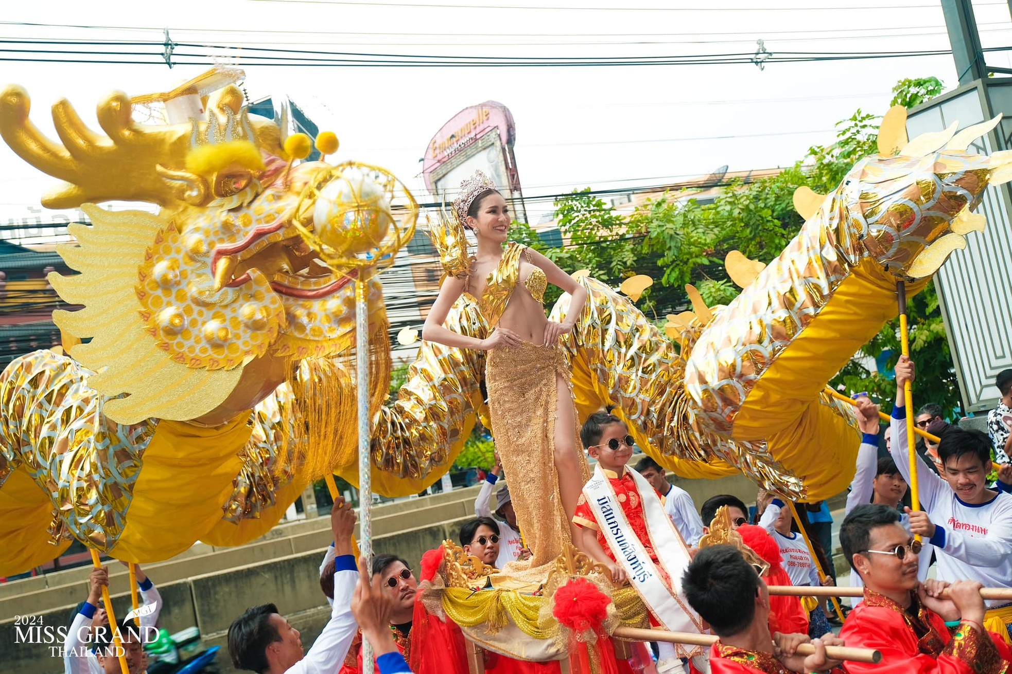 Foto 17 de la concursante de Miss Grand Tailandia bailando en barra