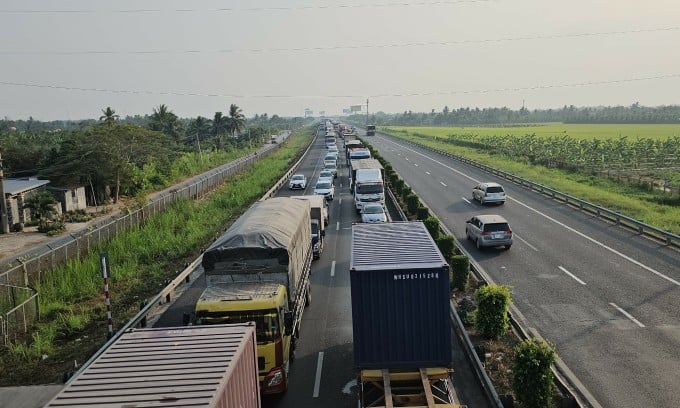 2件の事故の後、高速道路の渋滞は長時間続いた。写真: ナム・アン