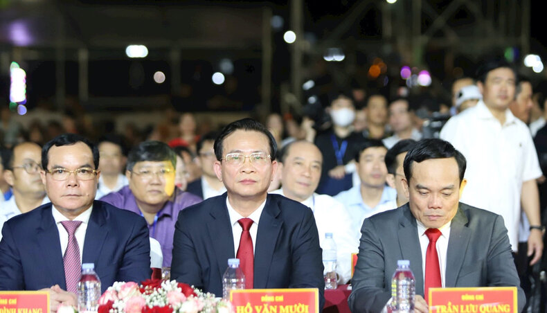 Phó Thủ tướng Chính phủ Trần Lưu Quang và Chủ tịch Tổng Liên đoàn Lao động Việt Nam Nguyễn Đình Khang dự Lễ kỷ niệm 20 năm Ngày tái lập tỉnh Đắk Nông. Ảnh: Phan Tuấn