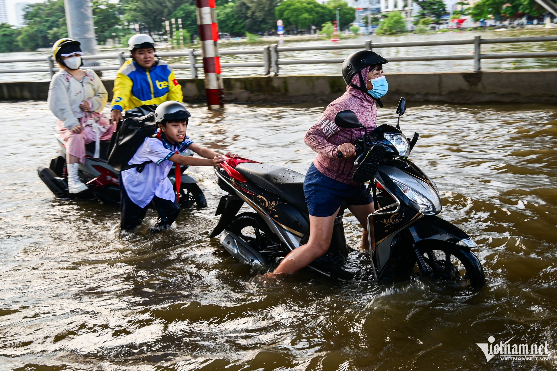 Flut überschreitet Alarmstufe 3, HCMC vielerorts von schweren Überschwemmungen bedroht