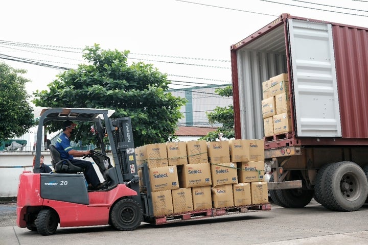 Immediately after the program, from the venue, Binh Duong distribution center, 2 containers of Co.op Select private label goods will be shipped and go straight to the US market.