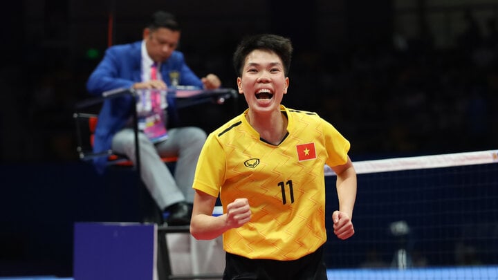 Après avoir perdu le premier match, l'équipe vietnamienne a renversé la situation pour remporter la médaille d'or. (Photo : Bui Luong)