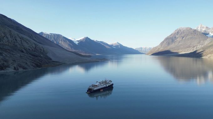 កប៉ាល់ Ocean Explorer បានជាប់គាំងនៅ Greenland ដែលជាតំបន់ស្វយ័តរបស់ប្រទេសដាណឺម៉ាកកាលពីថ្ងៃទី 11 ខែកញ្ញា។ រូបថត៖ AP