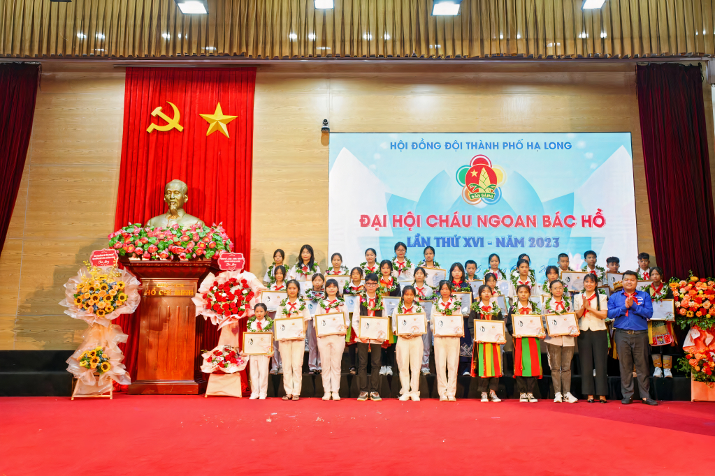 Ha Long City Youth Union awarded Uncle Ho's Good Children Certificate to outstanding students throughout the city.