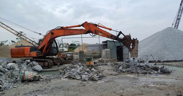 Thai Binh démantèle 2 centrales à béton construites illégalement sur la rive du fleuve Rouge