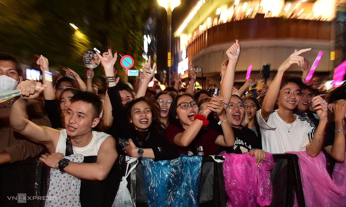 Partout dans le pays, les gens descendent dans la rue pour accueillir la nouvelle année.