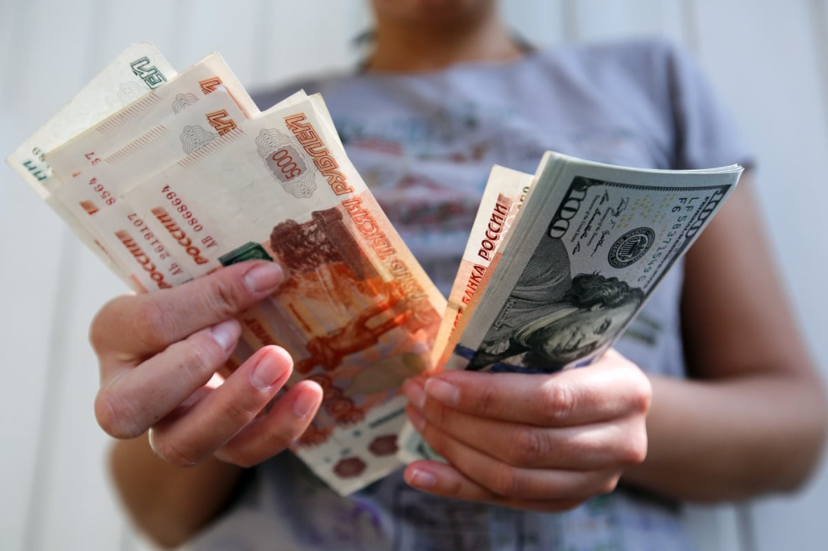 Ruble at 7-week low against USD