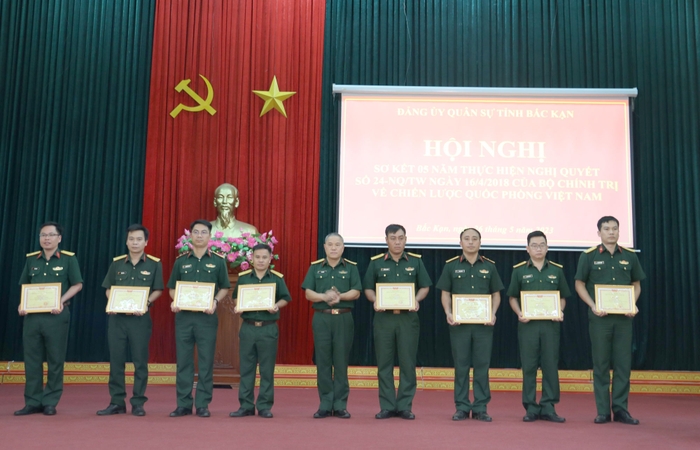 El Comité Provincial del Partido Militar resume 5 años de implementación de la Resolución 24 sobre la estrategia de defensa nacional de Vietnam. Foto 2