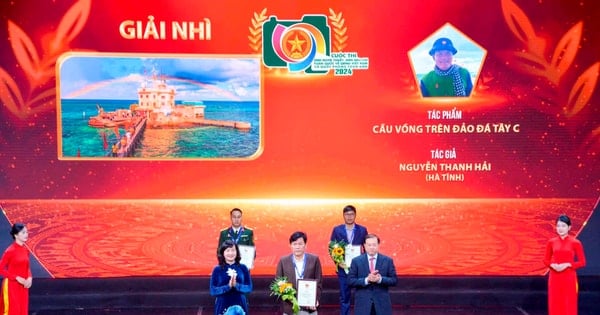 Awarding ceremony of the National Press and Artistic Photo Contest on the People's Army