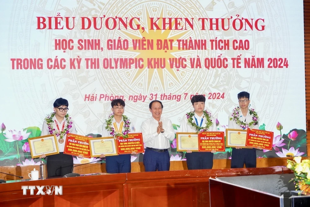 Hai Phong City Party Secretary Le Tien Chau presents awards to students with high achievements in regional and international Olympic competitions. (Photo: Minh Hue/VNA)