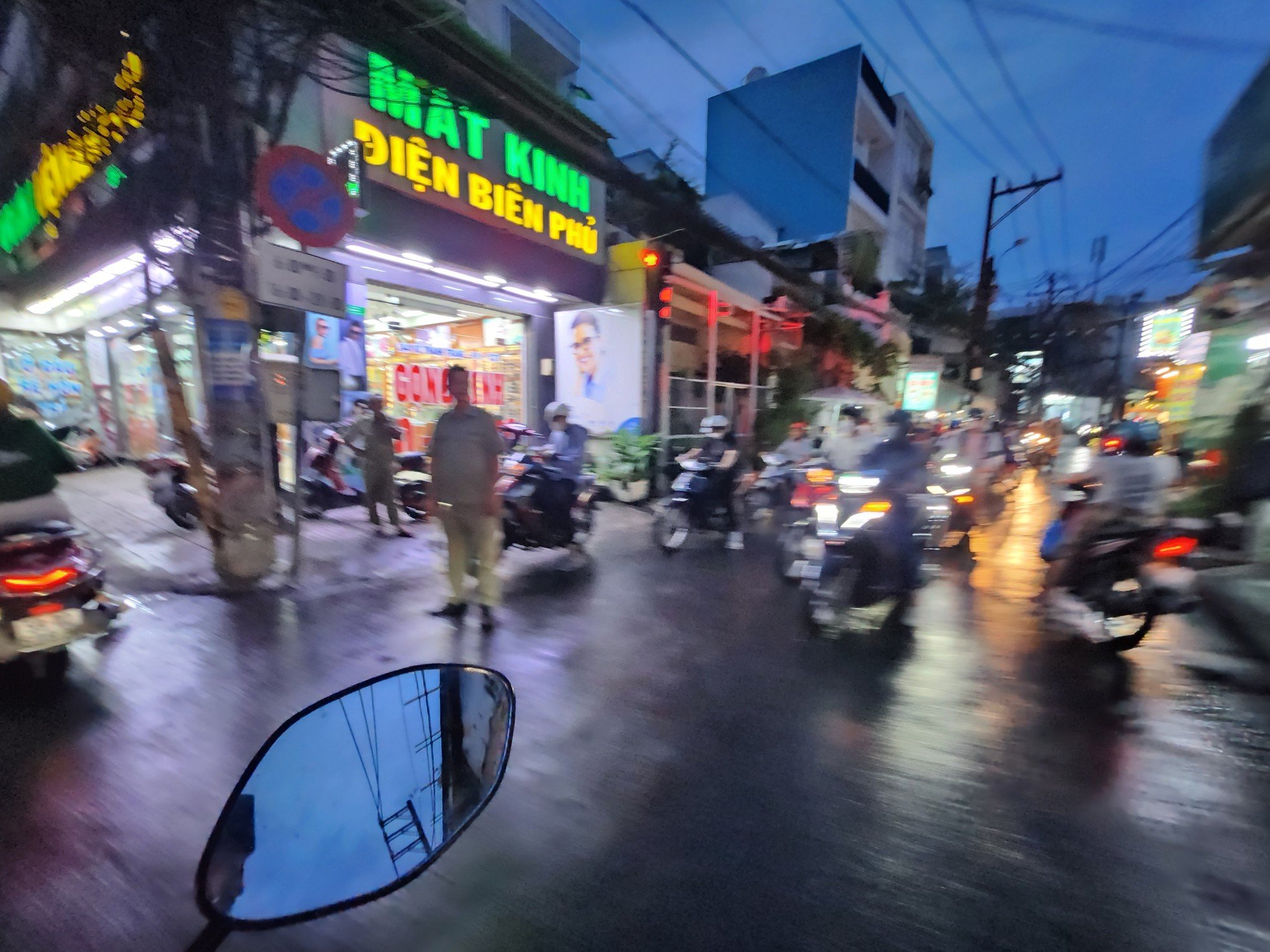 Los residentes de la ciudad de Ho Chi Minh luchan por encontrar el camino a casa después de las fuertes lluvias. Foto 11