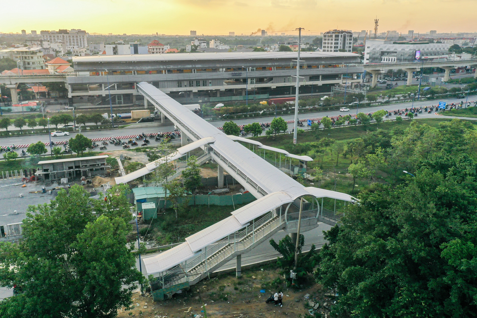 Bridges across the road connecting Ben Thanh - Suoi Tien metro station