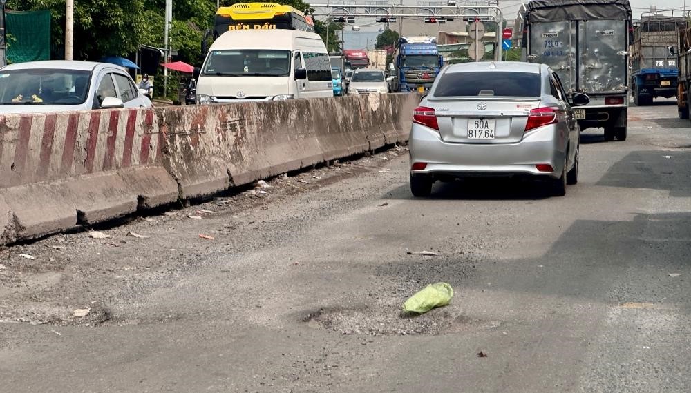 La carretera nacional 51 que pasa por la ciudad de Bien Hoa ha sufrido graves daños durante mucho tiempo y no ha sido reparada. Foto: Minh Thanh