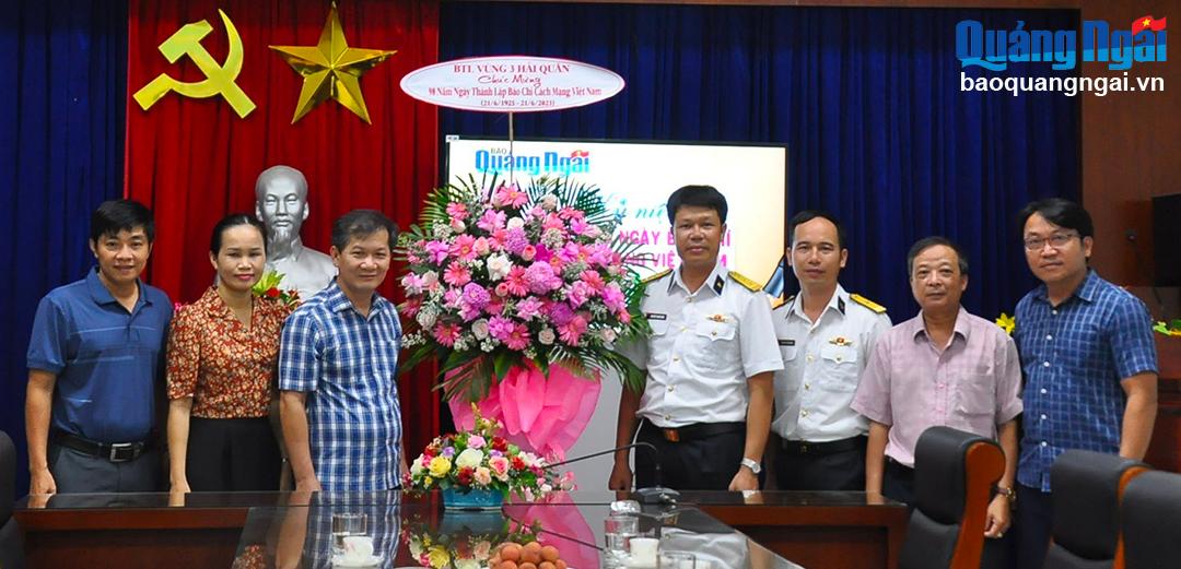 Lieutenant Colonel Nguyen Thanh Minh - Deputy Political Commissar of Brigade 680 presented flowers and congratulated Quang Ngai Newspaper.