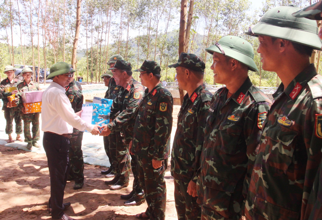 Mr. Nguyen Tan Tuan gave gifts to officers and soldiers.