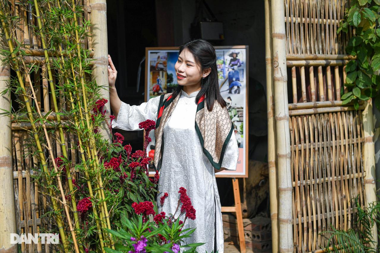 Duong Lam ancient village turns into a Tet film set, attracting tourists to check-in in Ao Dai - 8