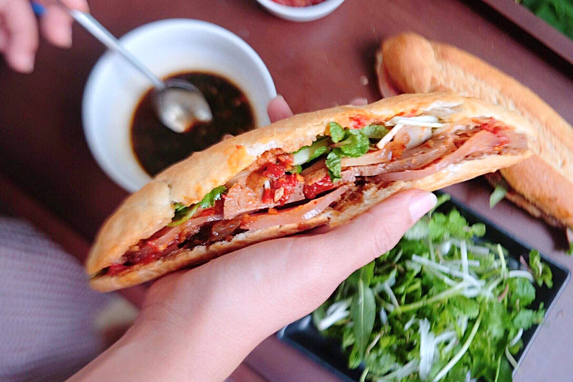 Bánh mì Hội An có hương vị đậm đà hơn các vùng miền khác - Ảnh: ĐẬU DUNG