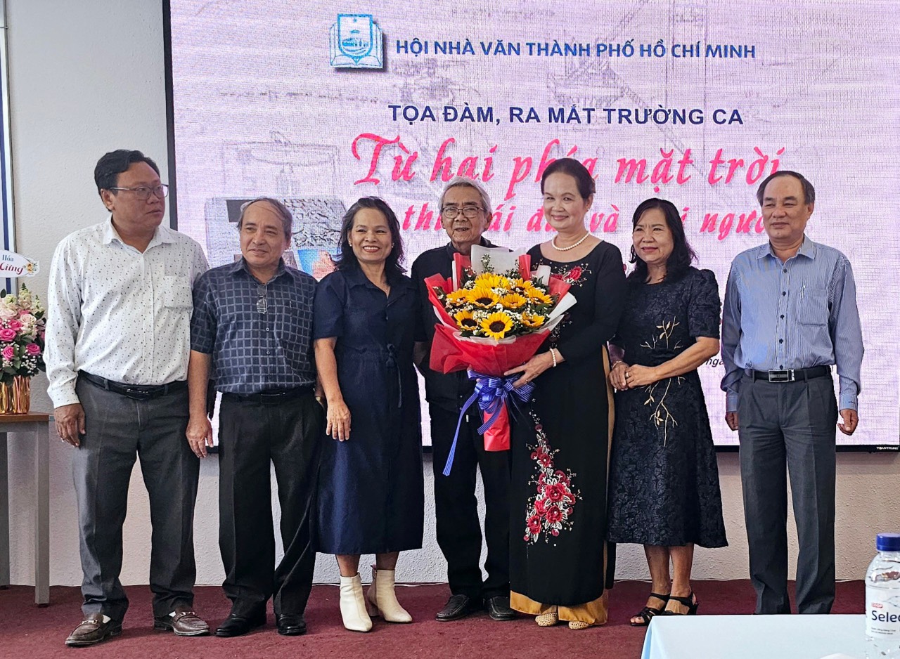'Từ hai phía mặt trời', thiên trường ca dày 1.118 trang viết của nhà văn Trúc Phương   - Ảnh 4.