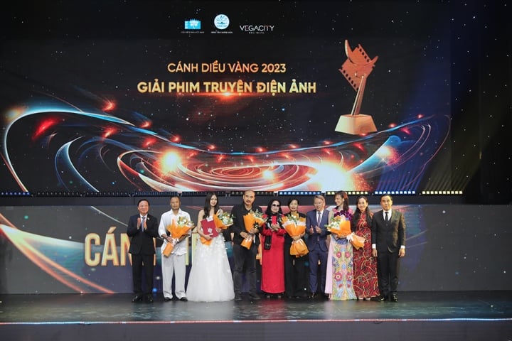 Over the past 20 years, the Golden Kite has always done a good job of honoring individuals and groups who have been associated with the award from its early days until now. Moreover, from here, many new achievements and opportunities have been opened up for the Vietnamese film and television industry to reach further.