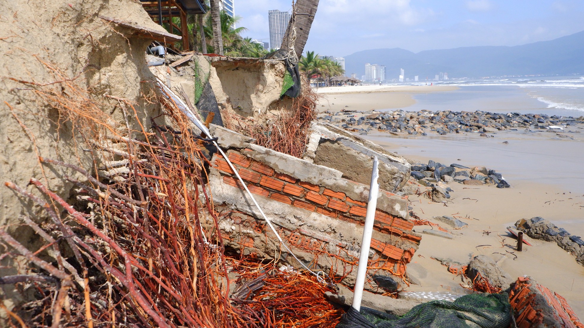 Schwere Erdrutsche am Strand von Da Nang, viele Kioske wurden von den Wellen zerstört Foto 10