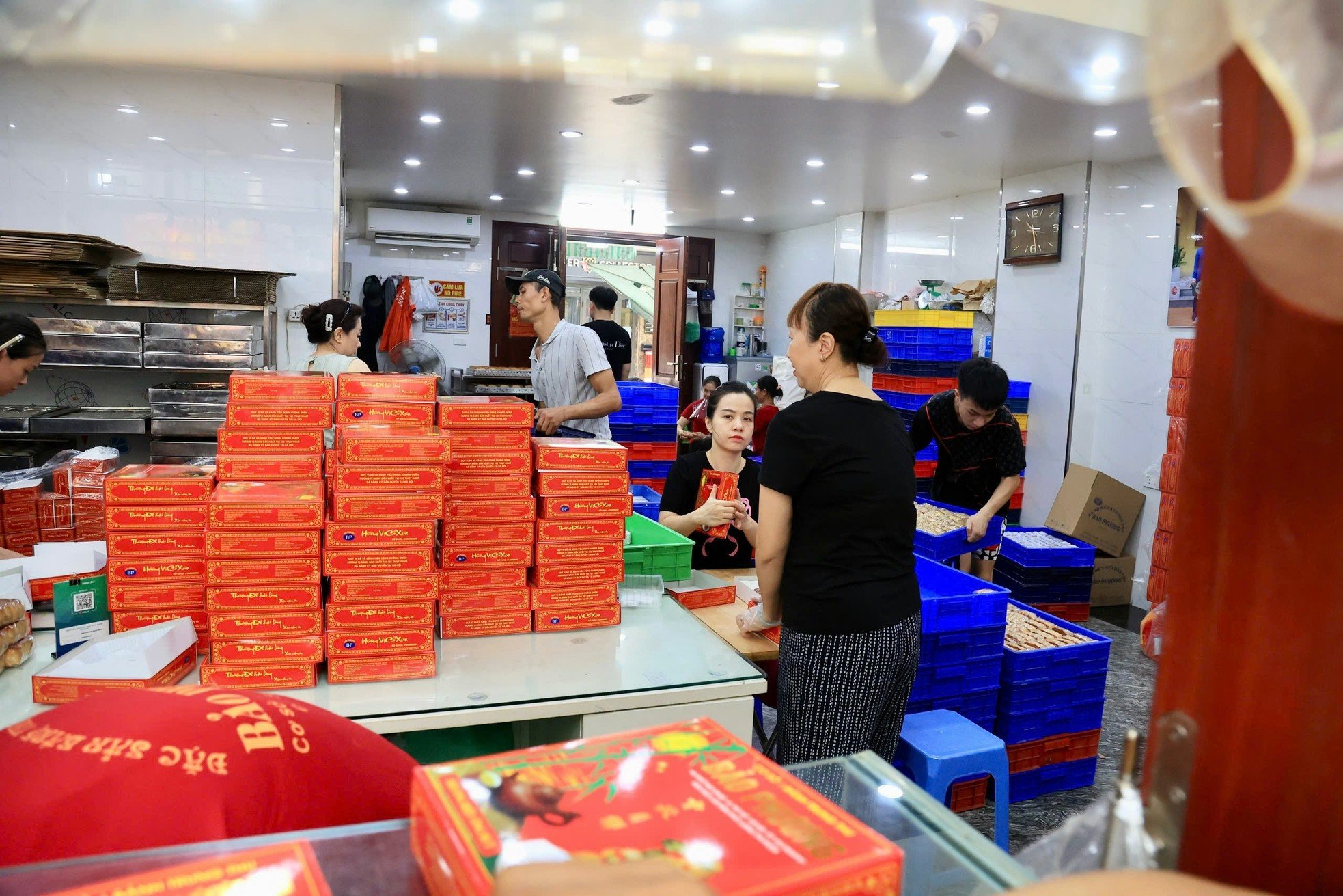 People line up to buy traditional moon cakes on Thuy Khue street photo 9