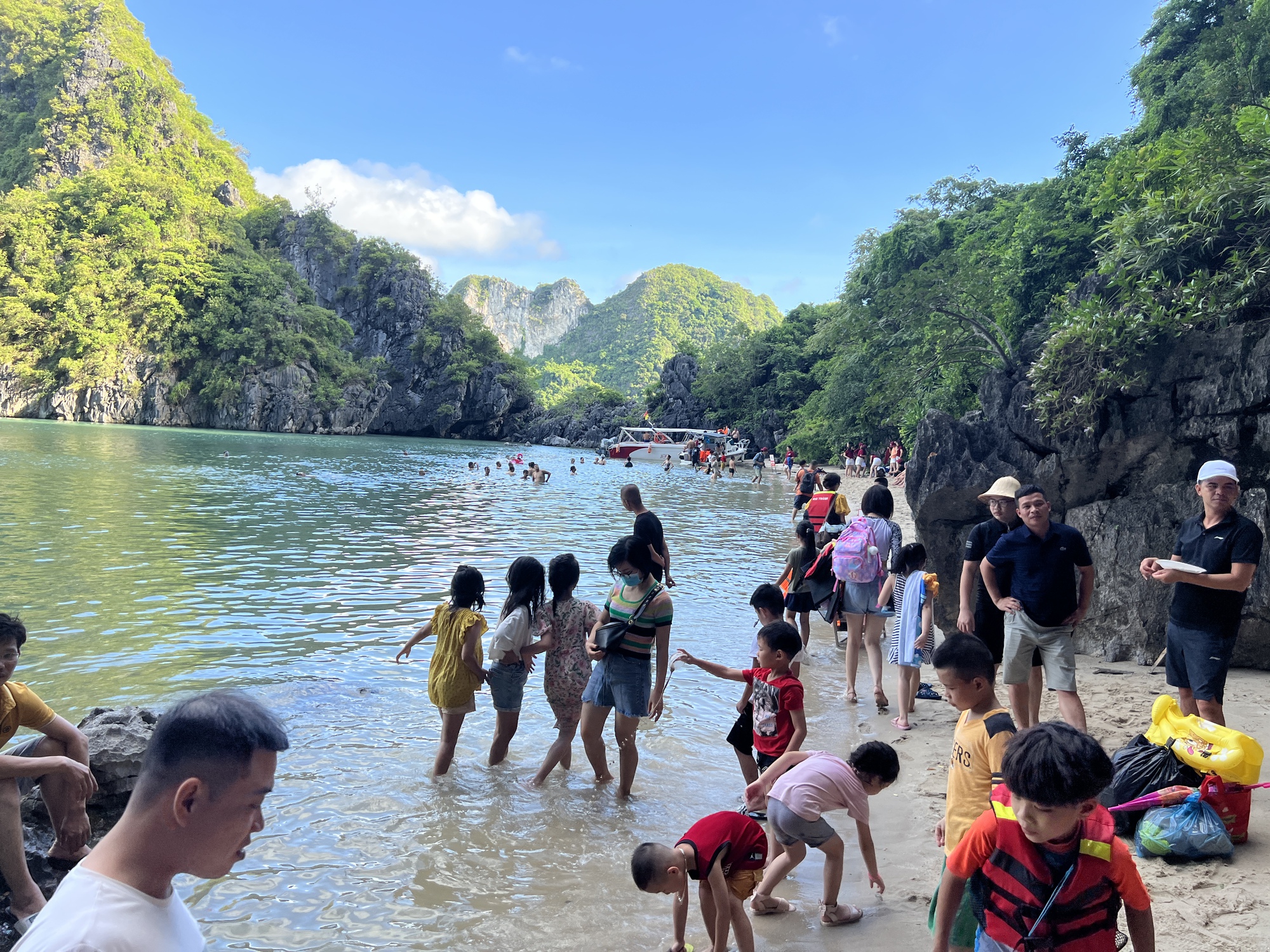 Hang động 'ngôn tình' trên vịnh Hạ Long bị lãng quên  - Ảnh 5.