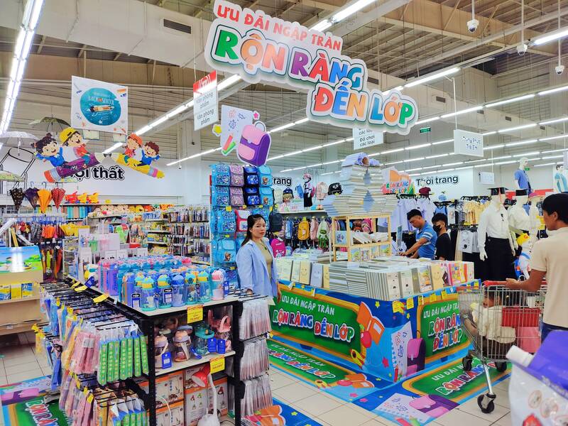 親たちは新学期を迎える準備をして、子供たちのために学用品を買います。