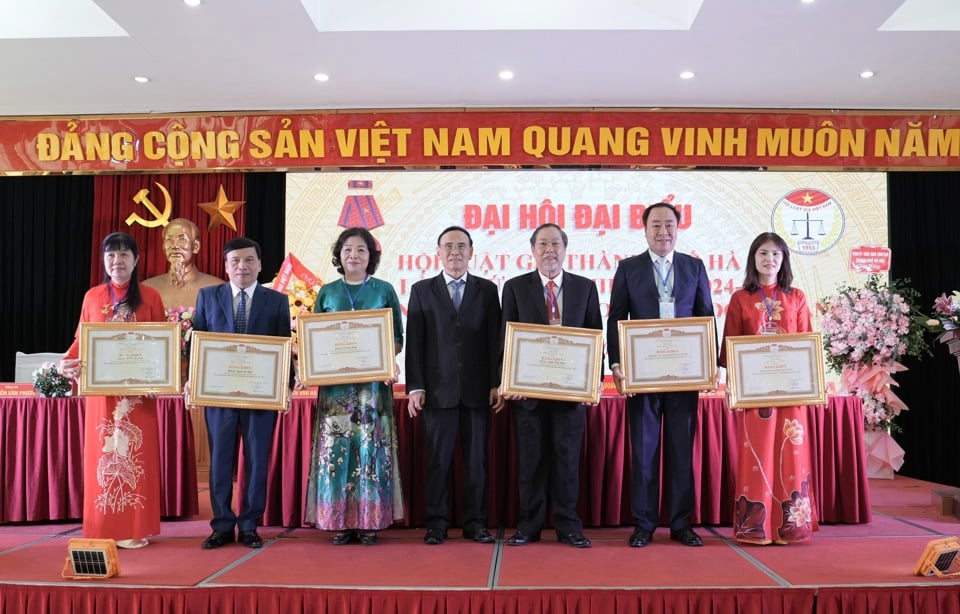 Des collectifs et des individus ont reçu des certificats de mérite du président de l'Association des avocats du Vietnam pour leurs réalisations exceptionnelles dans les activités de l'Association pour la période 2018-2024 ; y compris l'Association des avocats de la presse économique et urbaine