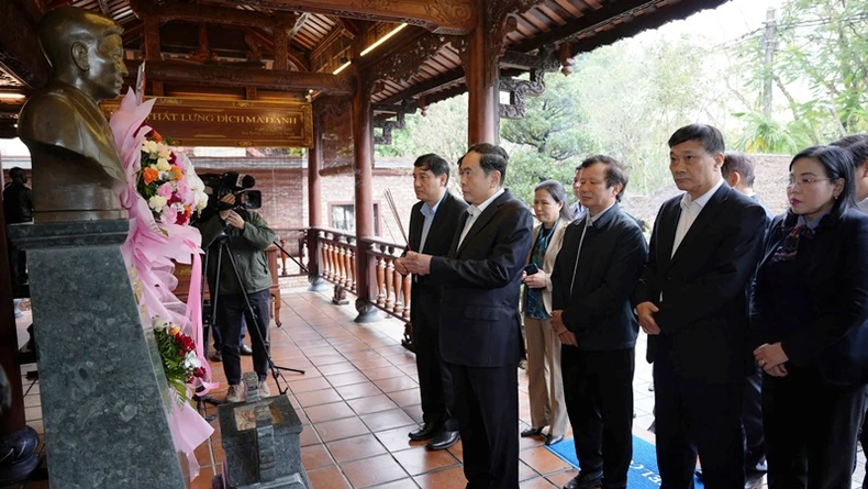 국회의장 쩐탄만, 응우옌치탄, 레덕아인 장군에게 조의를 표하기 위해 분향을 바치다 사진 4