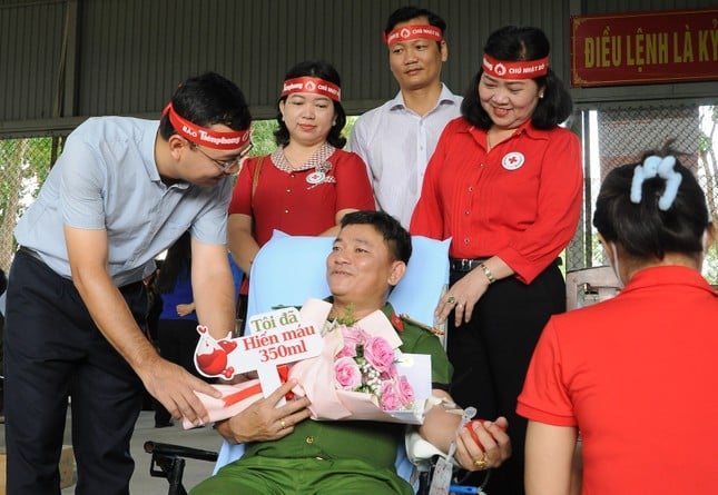 Hundreds of cadres, soldiers, and youth union members donated blood at Red Sunday in Can Tho photo 14